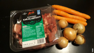 Läs mer om artikeln Karjalanpaisti: En traditionell smakresa från Karelen
