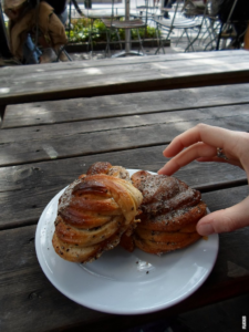 Läs mer om artikeln Kardemommeboller: En Traditionell Delikatess från Sverige