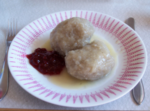 Läs mer om artikeln Kroppkaka: En Traditionell Delikatess från Sverige