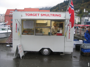 Läs mer om artikeln Smultring: En traditionell svensk delikatess som förtrollar smaklökarna