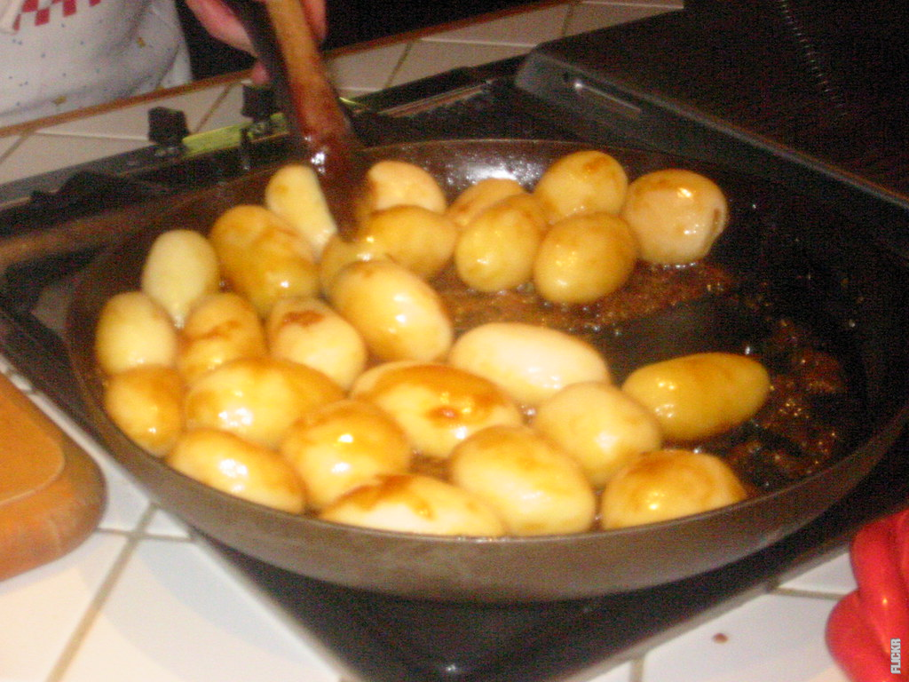 You are currently viewing Brunede kartofler: Perinteinen jouluruoka, joka hurmaa makunystyrät